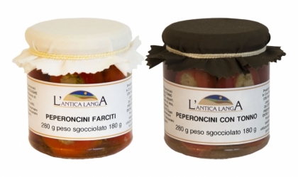 Peperoncini con acciughe e capperi.